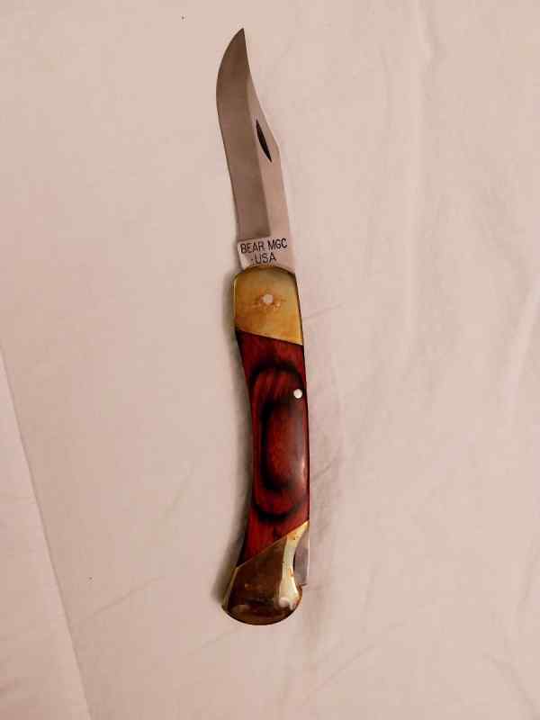 Bear lockback folding knife